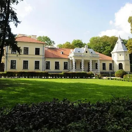 Rum i privatbostad Palac W Dlutowie *