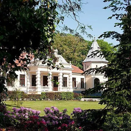 Homestay Palac W Dlutowie